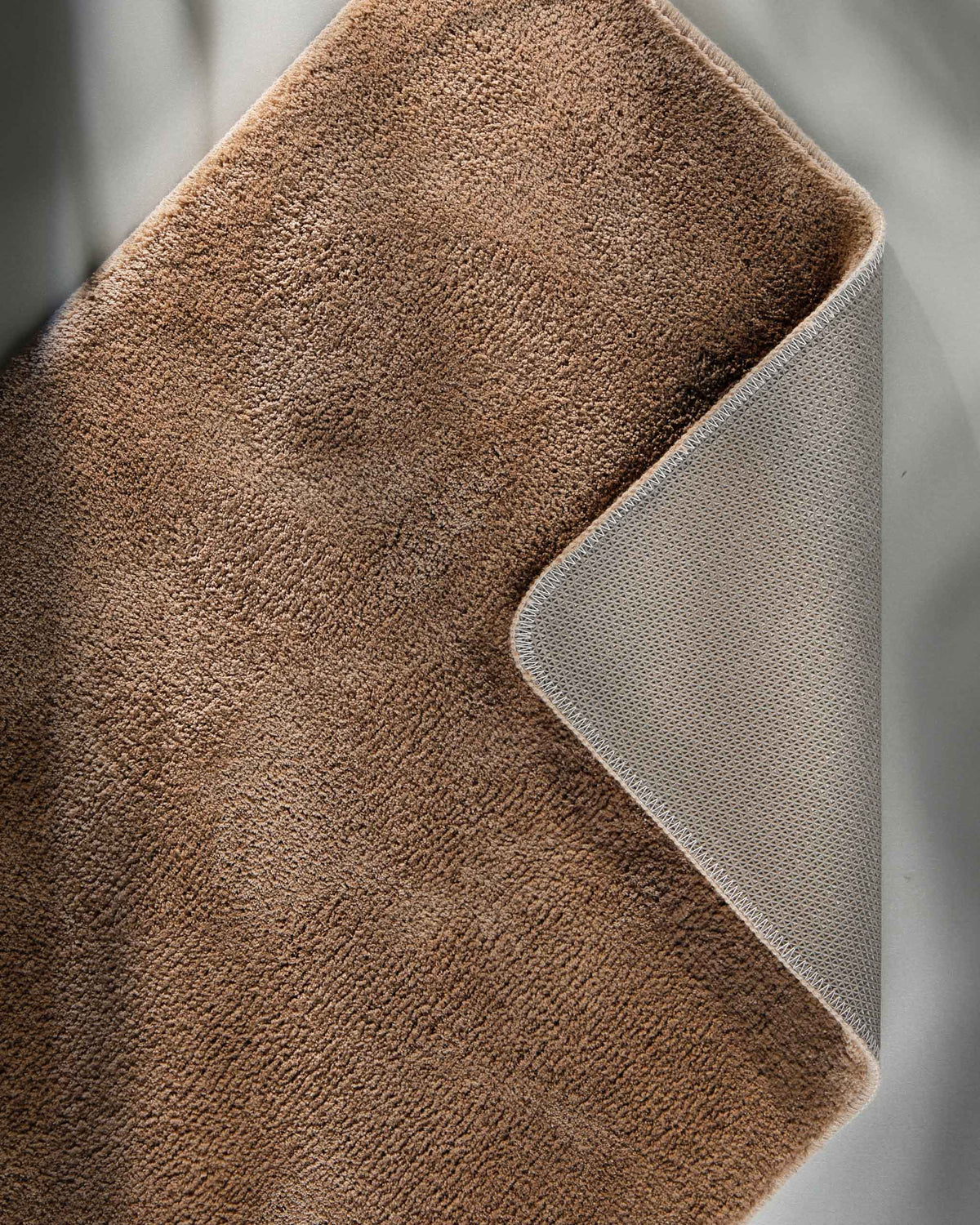 Badematte Badteppich Joris Beige Braun flauschig Detail umgeklappter Rücken