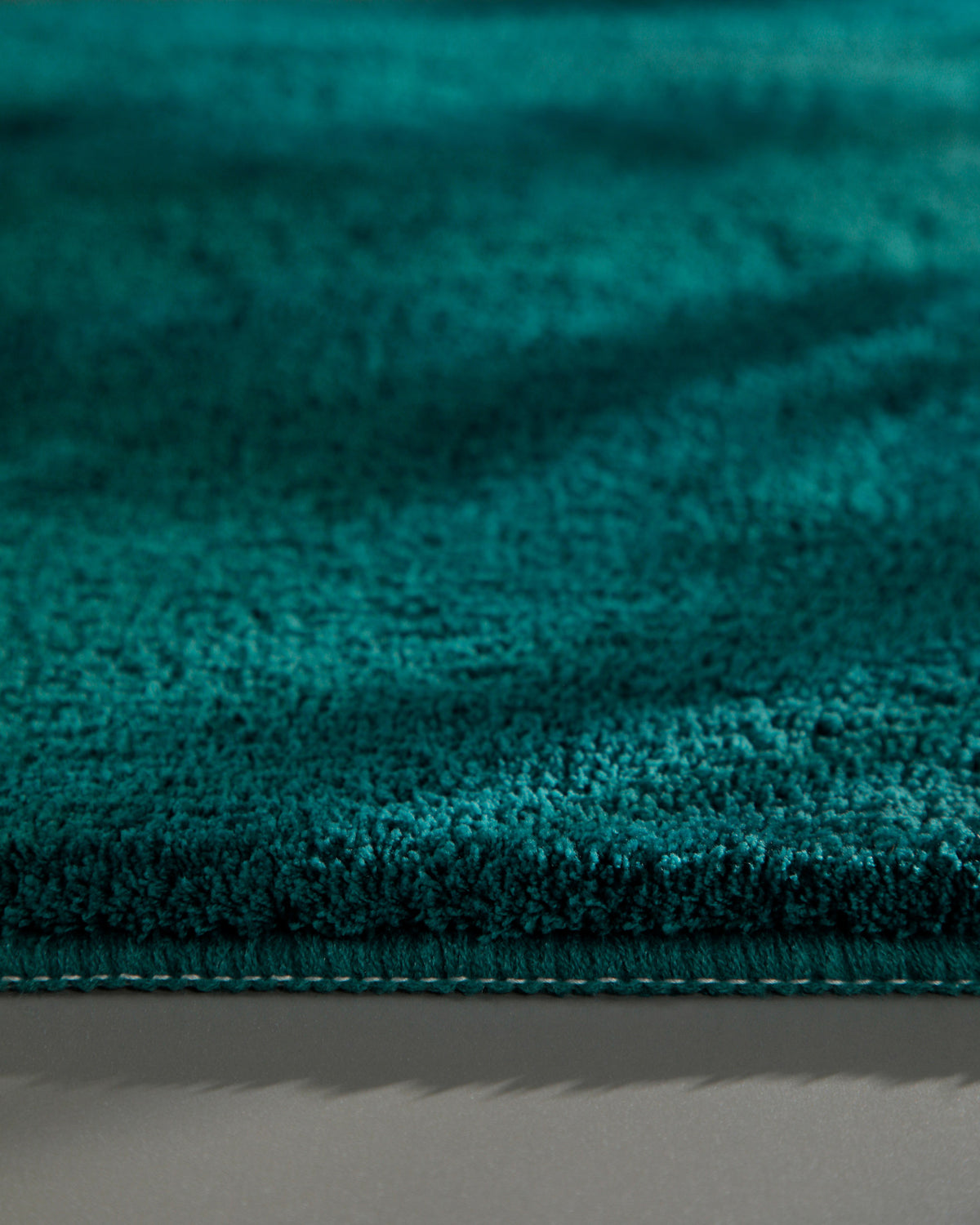 Badematte Badteppich Joris Petrol flauschig Detailbild Flor Perspektive
