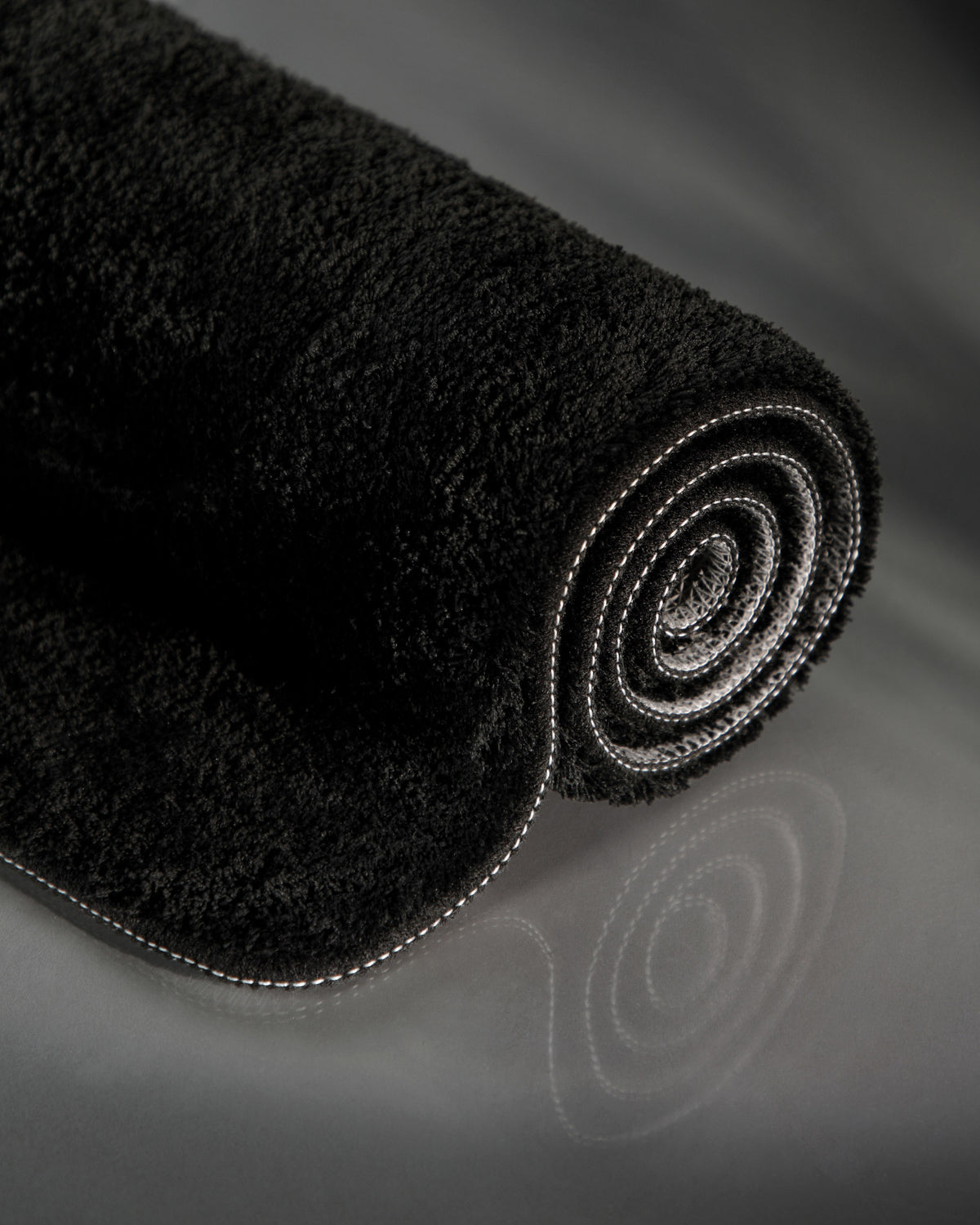 Badematte Badteppich Joris Schwarz flauschig Detail Flor Rolle