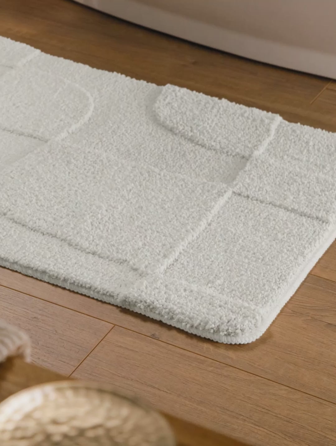 Badteppich von BathKing by WECONhome Davie Weiß Video Nahaufnahme von Flor und Kante, Hand bewegt den Teppich und zeigt Materialstruktur
