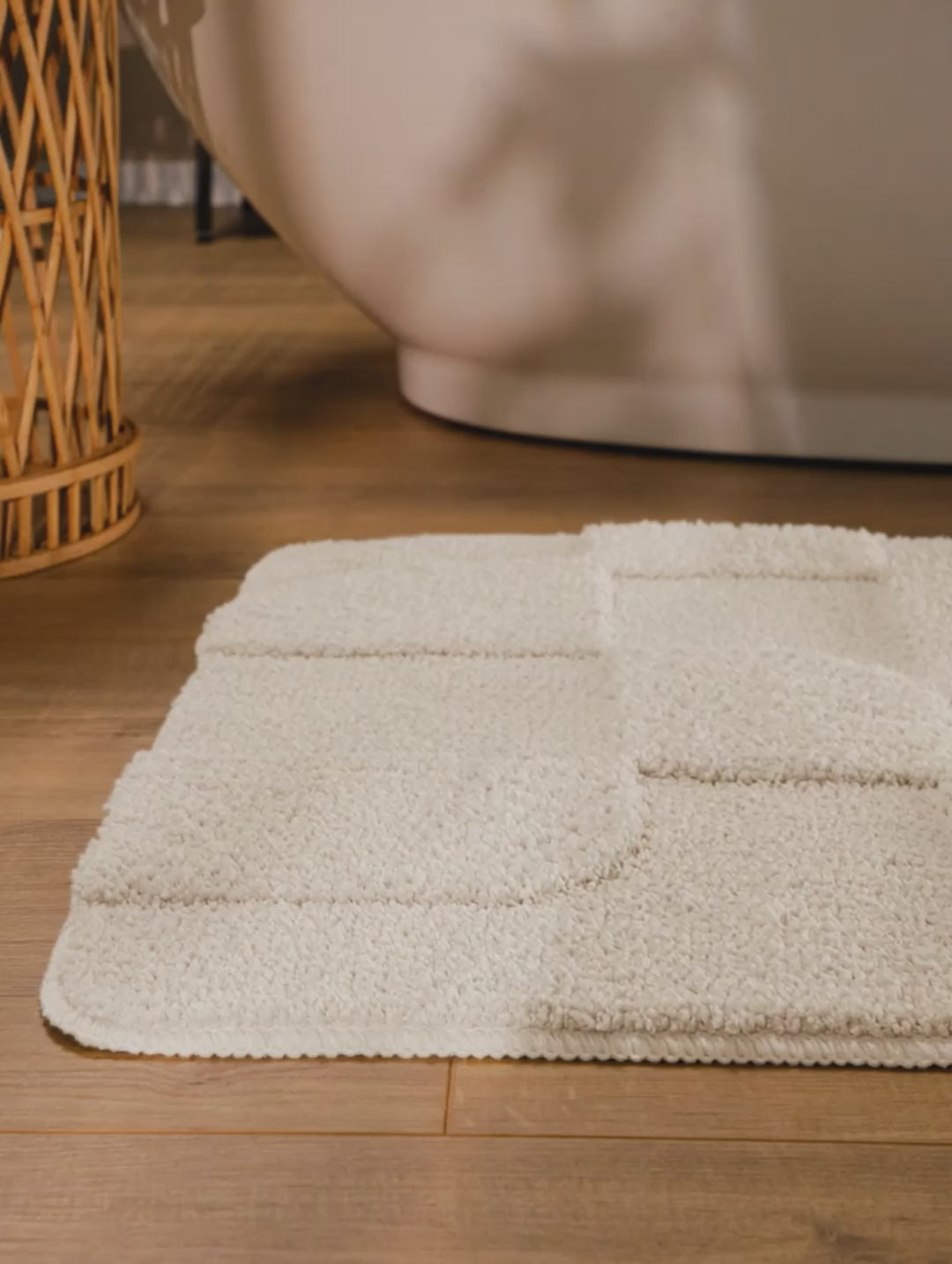 Badteppich von BathKing by WECONhome Davie Creme Weiß Video Nahaufnahme von Flor und Kante, Hand bewegt den Teppich und zeigt Materialstruktur