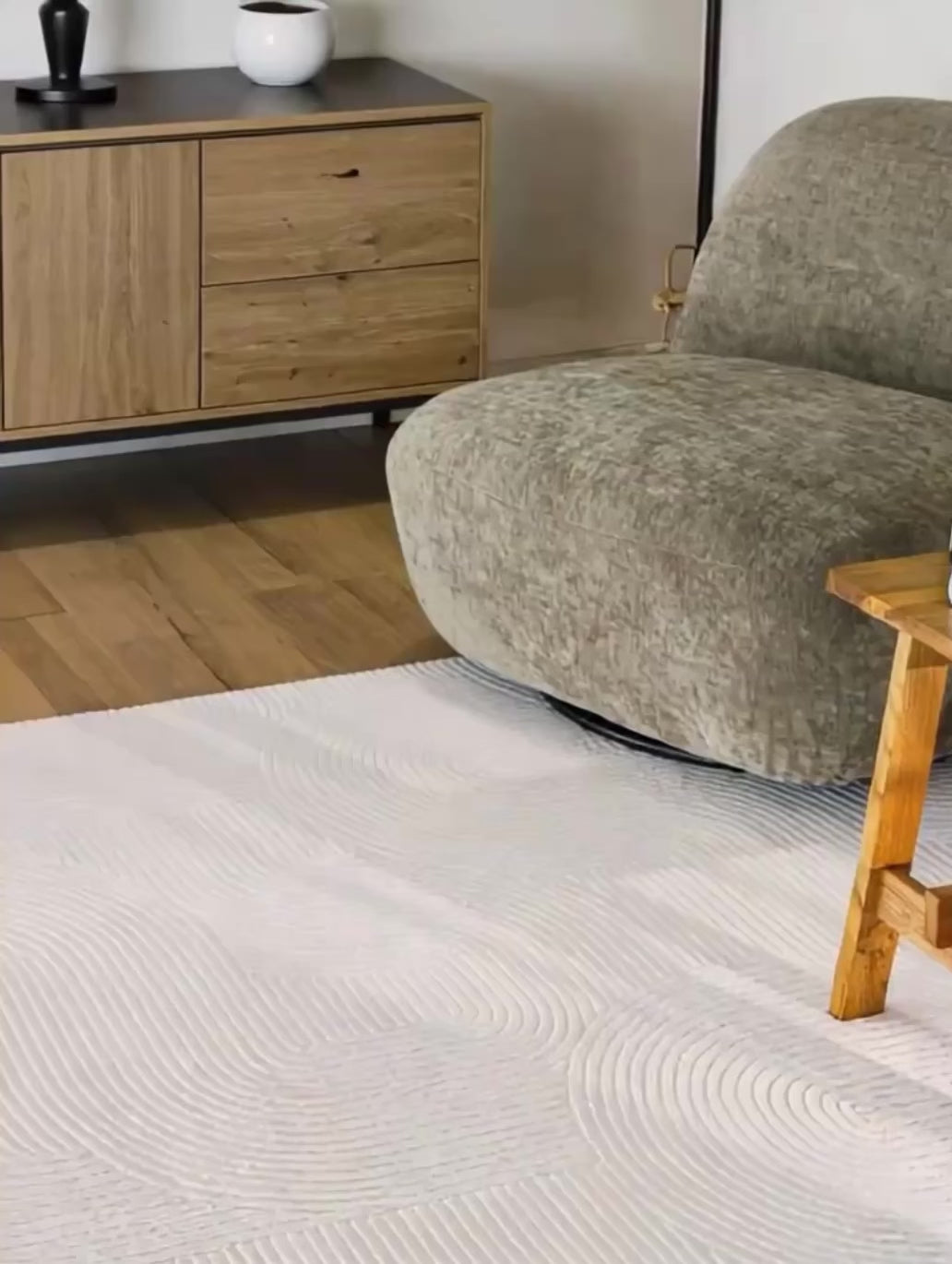 Video: Moderner Kurzflorteppich Nuuk Arc in einem hell eingerichteten Wohnzimmer mit Detailaufnahmen