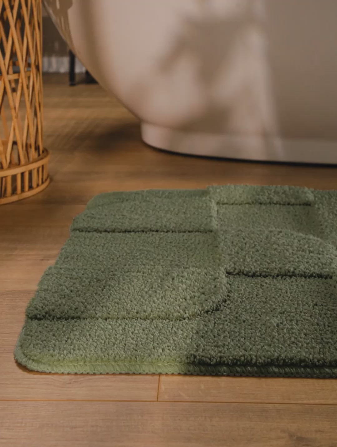 Badteppich von BathKing by WECONhome Davie Kiefer Grün Video Nahaufnahme von Flor und Kante, Hand bewegt den Teppich und zeigt Materialstruktur