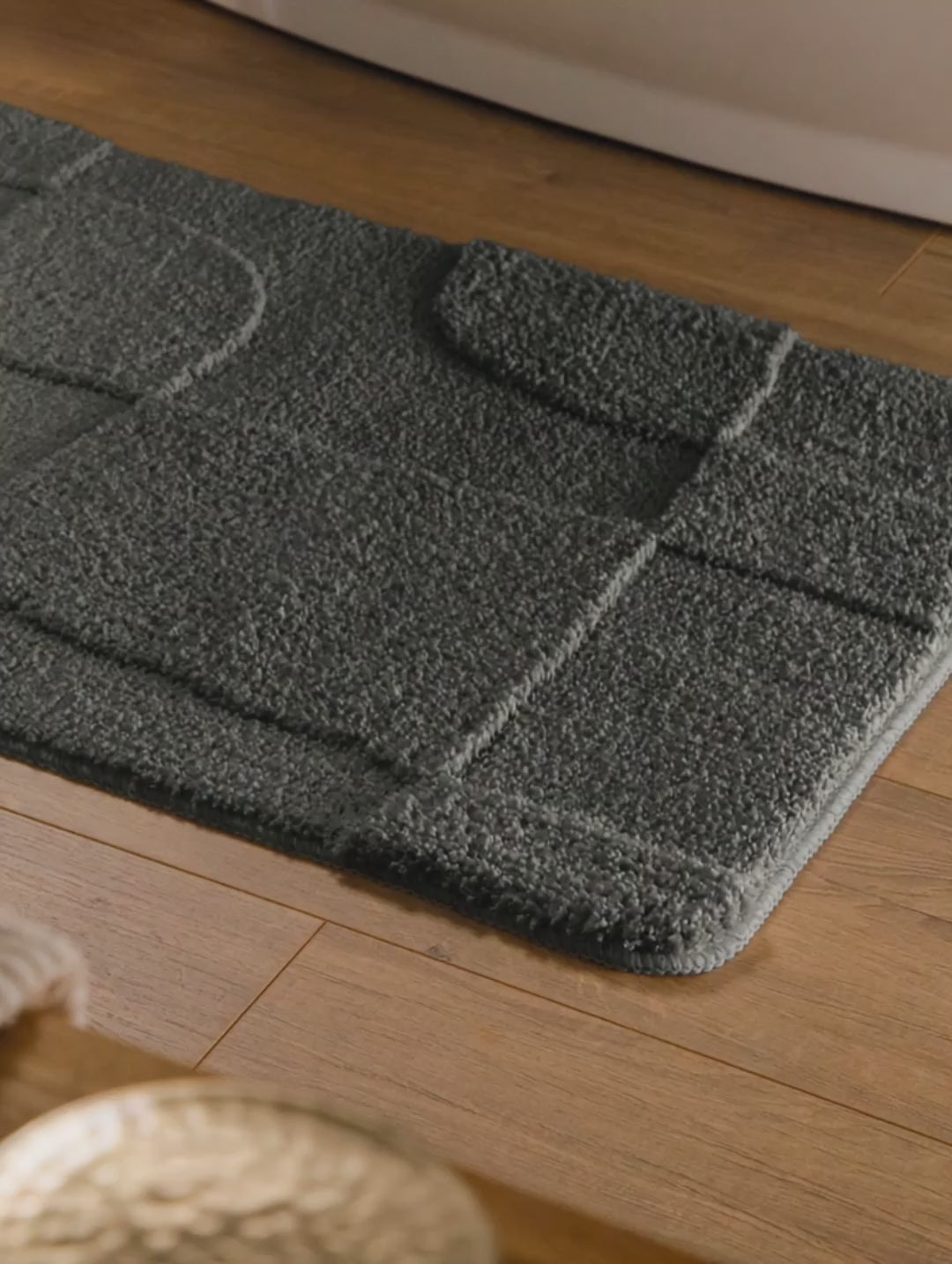 Badteppich von BathKing by WECONhome Davie Anthrazit Grau Video Nahaufnahme von Flor und Kante, Hand bewegt den Teppich und zeigt Materialstruktur