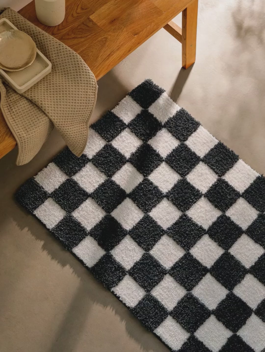 Badteppich von BathKing by WECONhome Bobbi Anthrazit Grau Video, Nahaufnahme von Flor und Teppichkante mit Anthrazit Grauen Karofeldern