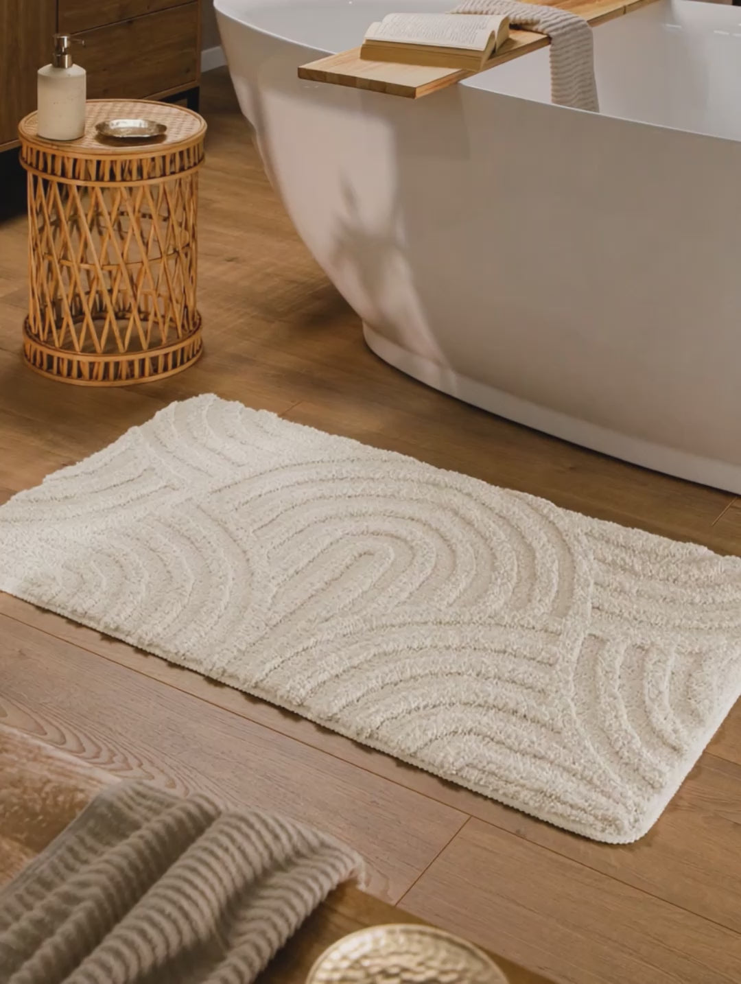 Badteppich von BathKing by WECONhome Fiete Creme Weiß Video Nahaufnahme von Flor und Kante, Hand bewegt den Teppich und zeigt Materialstruktur