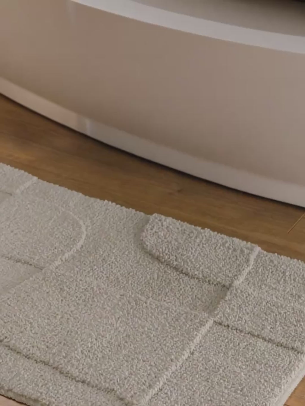 Badteppich von BathKing by WECONhome Davie Grau Video Nahaufnahme von Flor und Kante, Hand bewegt den Teppich und zeigt Materialstruktur