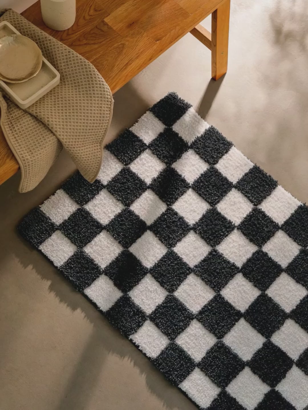 Badteppich von BathKing by WECONhome Bobbi Grün Video, Nahaufnahme von Flor und Teppichkante mit Grünen Karofeldern