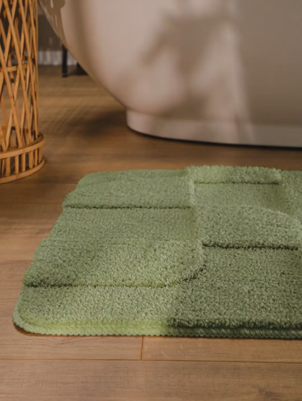 Badteppich von BathKing by WECONhome Davie Reseda Grün Video Nahaufnahme von Flor und Kante, Hand bewegt den Teppich und zeigt Materialstruktur