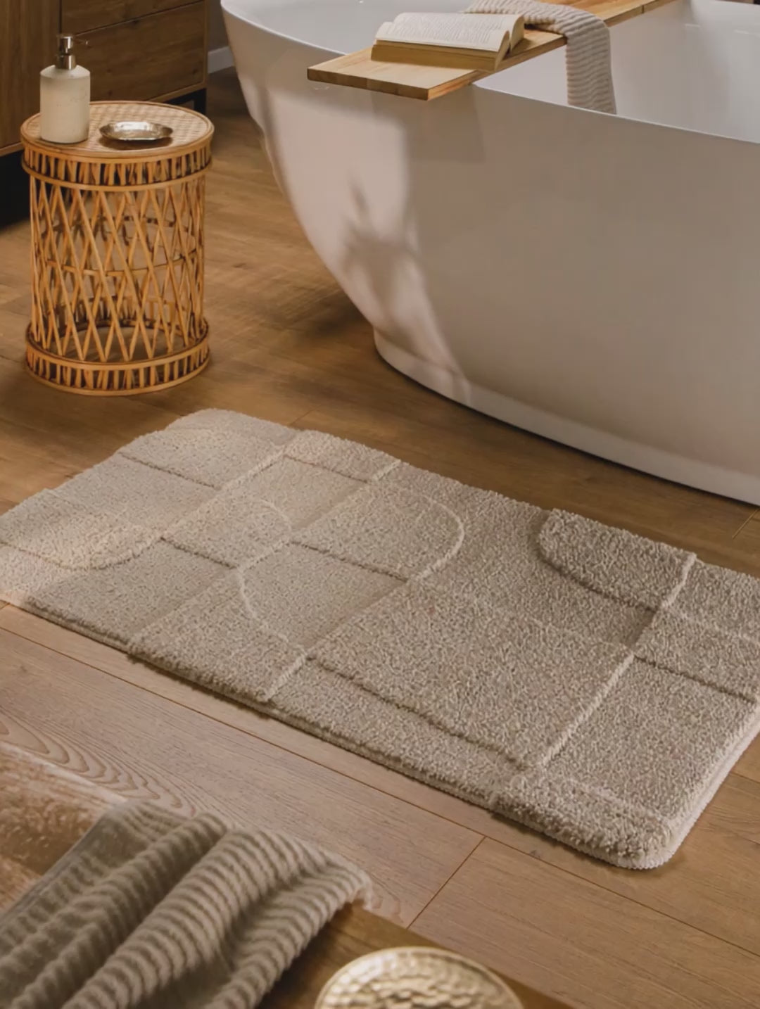 Badteppich von BathKing by WECONhome Davie Sand Beige Video Nahaufnahme von Flor und Kante, Hand bewegt den Teppich und zeigt Materialstruktur