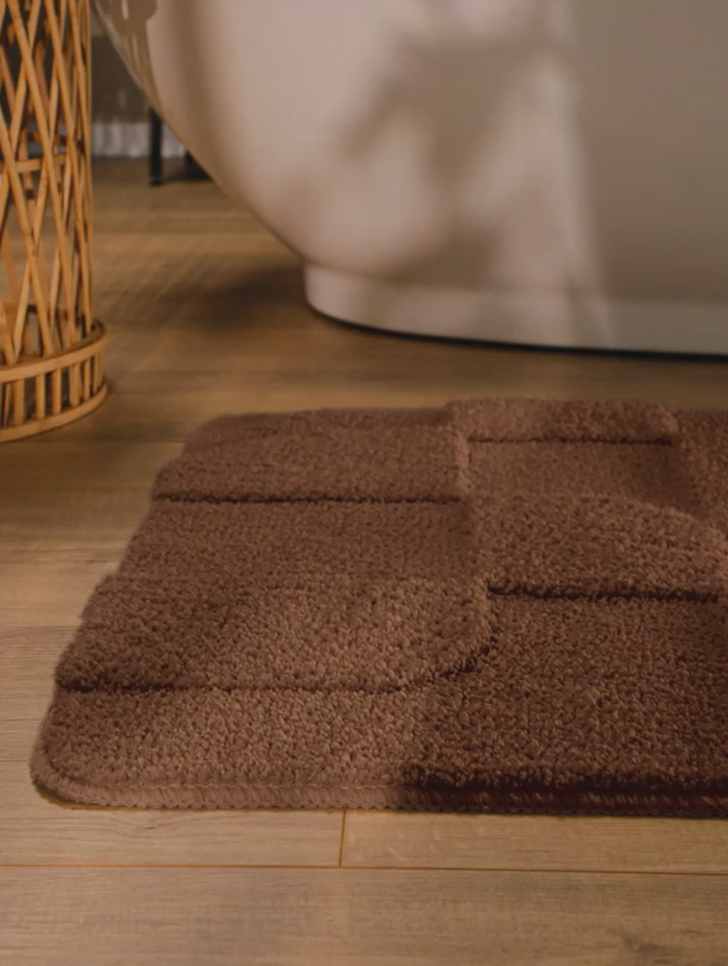 Badteppich von BathKing by WECONhome Davie Braun Video Nahaufnahme von Flor und Kante, Hand bewegt den Teppich und zeigt Materialstruktur