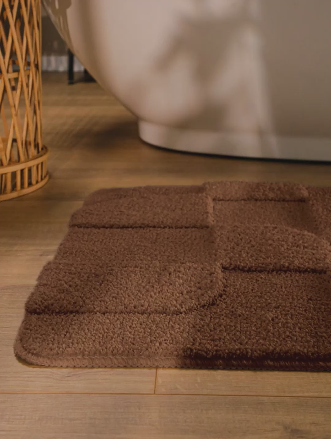 Badteppich von BathKing by WECONhome Davie Braun Video Nahaufnahme von Flor und Kante, Hand bewegt den Teppich und zeigt Materialstruktur