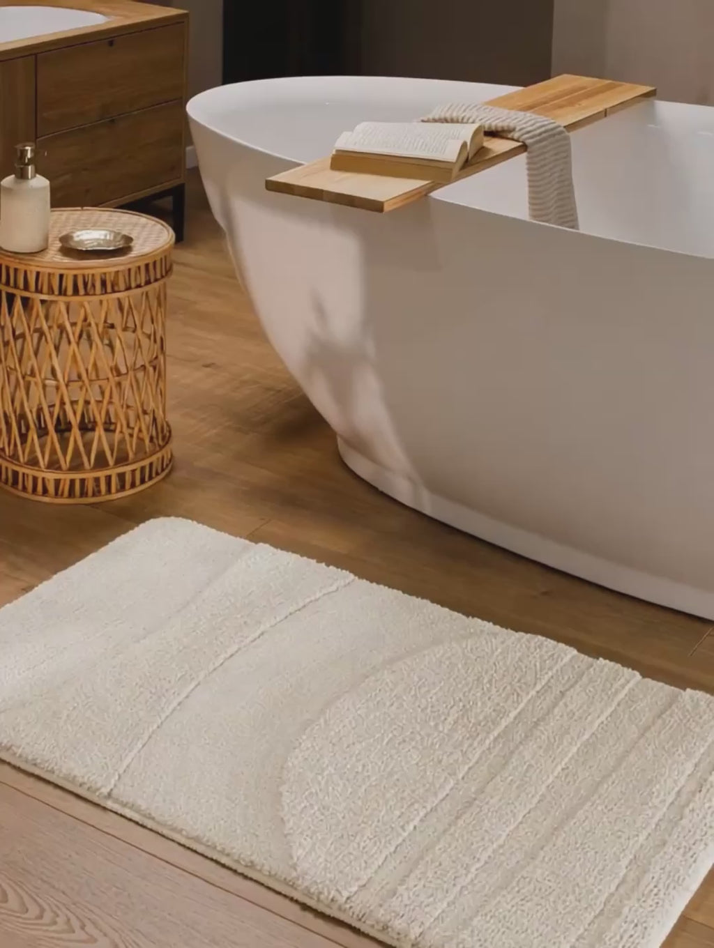 Badteppich von BathKing by WECONhome Marc Braun Video Nahaufnahme von Flor und Kante, Hand bewegt den Teppich und zeigt Materialstruktur