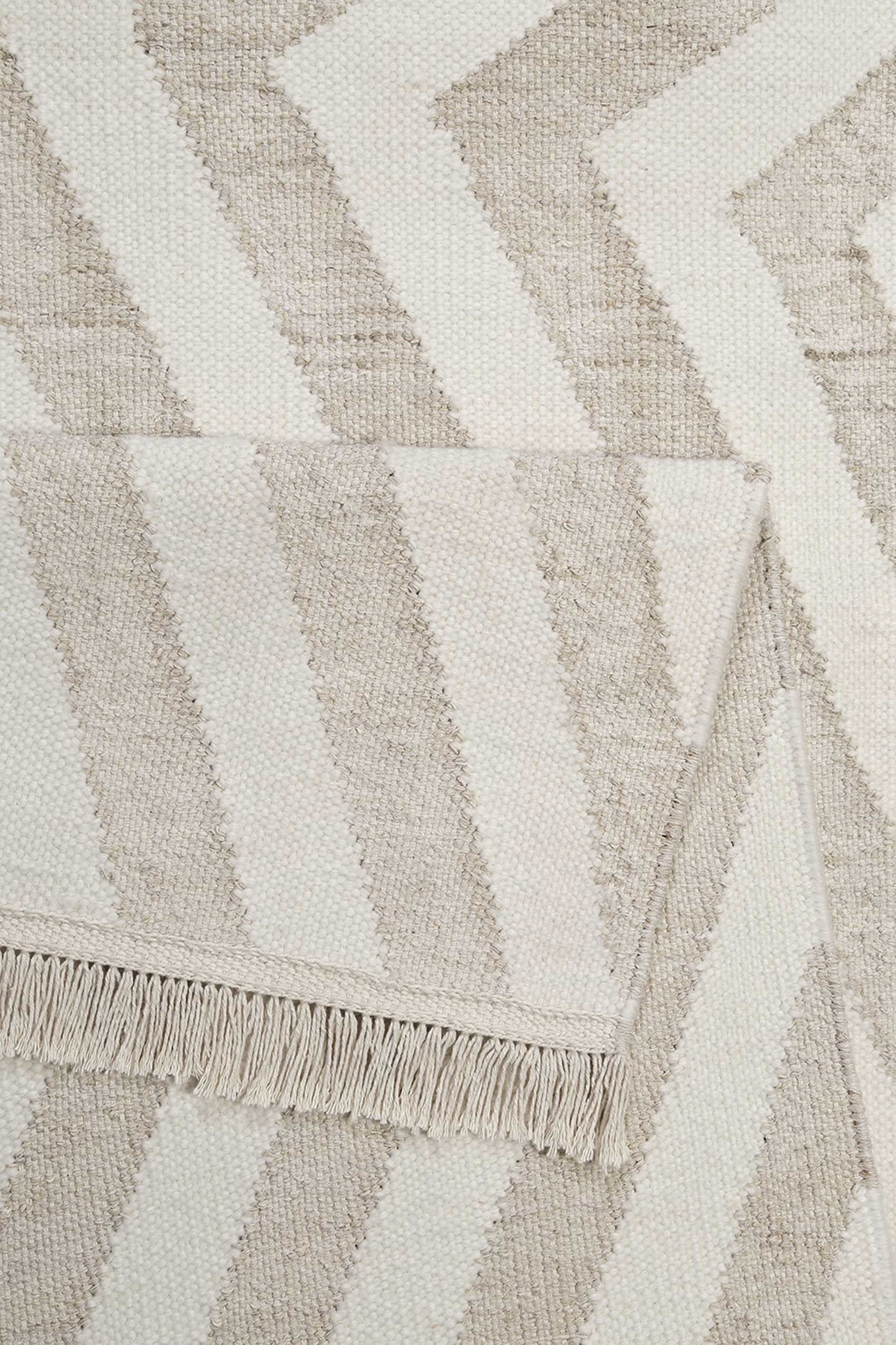 Kelim Teppich Beige aus Naturfaser "Edgy Corners" WECONhome